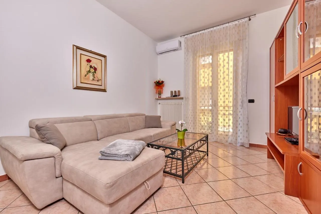 Gionno'S Apartment Torri Del Benaco 0*,  Italy